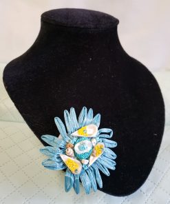 Kagyló díszítéses melltű