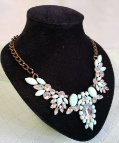 Bizsu, kék virágmintás nyakék