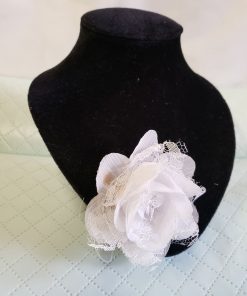 Tüllrózsa díszítéses melltű