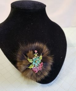 Nyúlprém díszítéses melltű