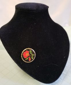 Szegfű mintás melltű