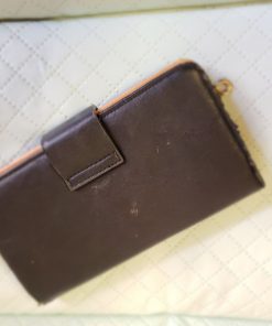 Női barna csatos pénztárca, barackvirág színű belső